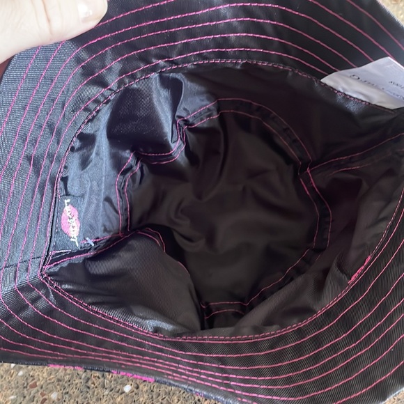 💋Luv Betsey Betsey Johnson Black Smooch/Black Reversible Nylon Rain Bucket Hat - Picture 5 of 6